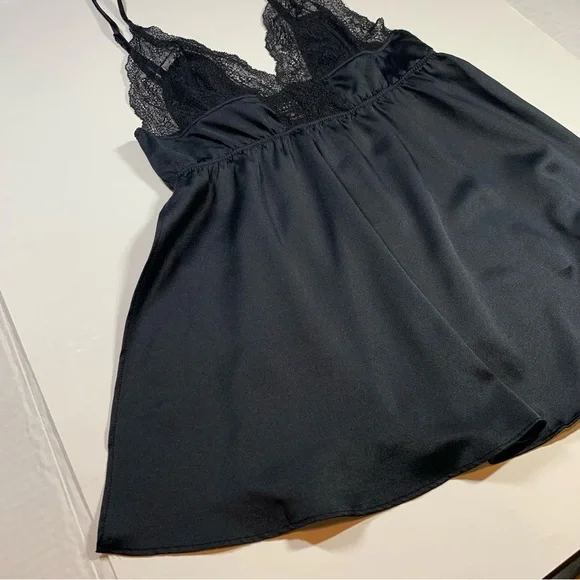 XS Victoria’s Secret black satin and lace camisole w side slits - Picture 2 of 11